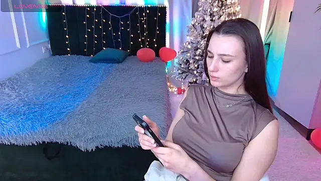 Vivian Wee online show from 02.27.26