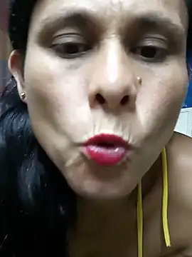 Snapshot of yuliitza4 chatting on 05.15.26 yuliitza4 online show from 05.15.26