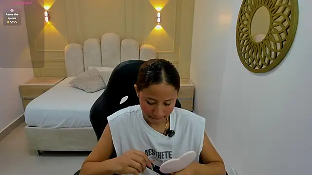Snapshot of LESLYSIMPSON chatting on 06.19.26 LESLYSIMPSON online show from 06.19.26