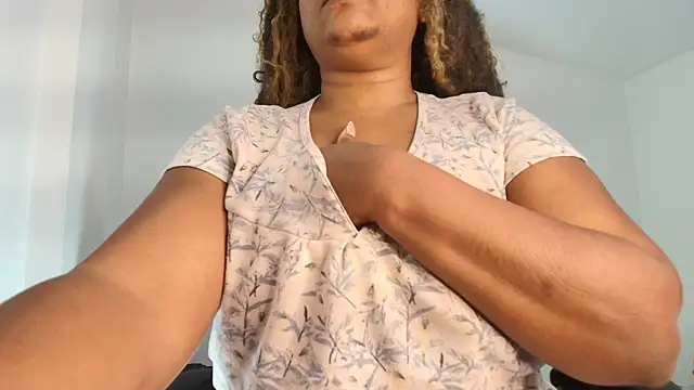 Snapshot of luxy_benet chatting on 03.27.26 luxy benet online show from 03.27.26