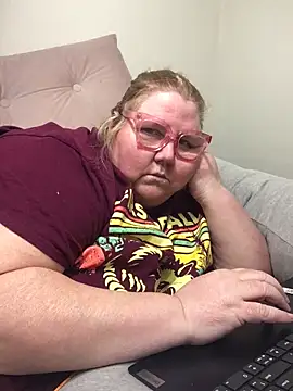 Snapshot of TheMotherPearl chatting on 02.26.26 TheMotherPearl online show from 02.26.26