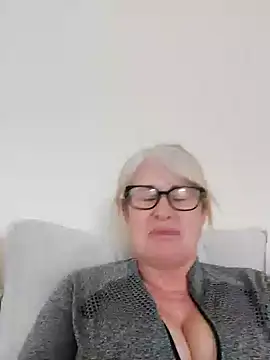 Snapshot of FlirtyFleur-x chatting on 03.27.26 FlirtyFleur-x online show from 03.27.26