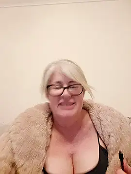 Snapshot of FlirtyFleur-x chatting on 03.29.26 FlirtyFleur-x online show from 03.29.26