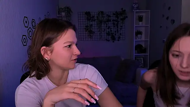 Snapshot of chloe_ley chatting on 05.26.26 chloe ley online show from 05.26.26