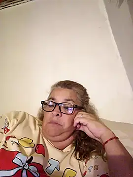 Snapshot of momismilf544 chatting on 04.01.26 momismilf544 online show from 04.01.26