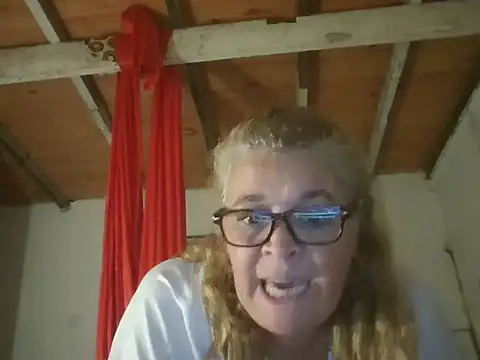Snapshot of momismilf544 chatting on 04.02.26 momismilf544 online show from 04.02.26