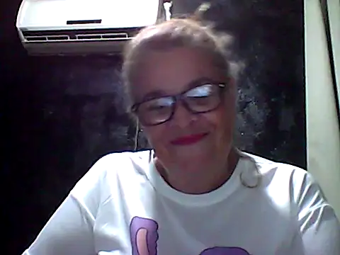 Snapshot of momismilf544 chatting on 04.13.26 momismilf544 online show from 04.13.26