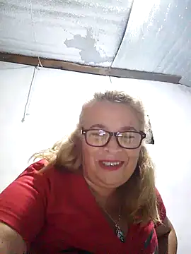 Snapshot of momismilf544 chatting on 04.15.26 momismilf544 online show from 04.15.26
