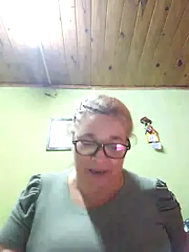 Snapshot of momismilf544 chatting on 04.22.26 momismilf544 online show from 04.22.26
