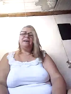 Snapshot of momismilf544 chatting on 04.22.26 momismilf544 online show from 04.22.26