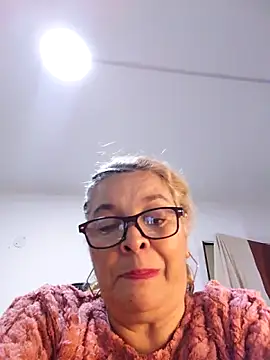 Snapshot of momismilf544 chatting on 04.30.26 momismilf544 online show from 04.30.26