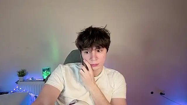 Snapshot of AnthonyCuutie chatting on 05.15.26 AnthonyCuutie online show from 05.15.26