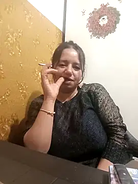 Snapshot of roxana_e43 chatting on 04.18.26 roxana e43 online show from 04.18.26