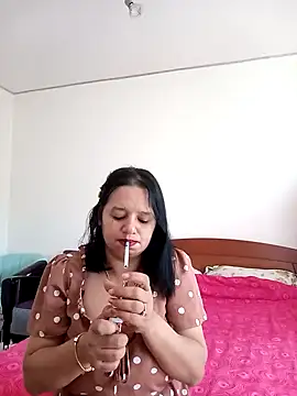 Snapshot of roxana_e43 chatting on 04.20.26 roxana e43 online show from 04.20.26