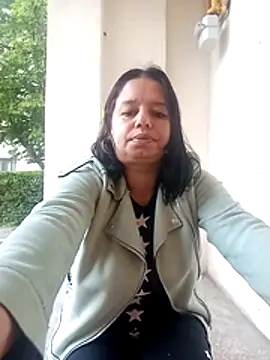Snapshot of roxana_e43 chatting on 04.21.26 roxana e43 online show from 04.21.26