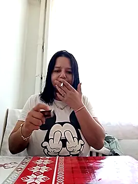Snapshot of roxana_e43 chatting on 04.28.26 roxana e43 online show from 04.28.26