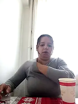 Snapshot of roxana_e43 chatting on 05.06.26 roxana e43 online show from 05.06.26