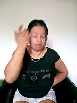 Snapshot of roxana_e43 chatting on 05.17.26 roxana e43 online show from 05.17.26