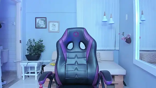 Nahomy Collins  online show from 04.29.26