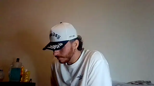 Snapshot of TallHungandCloudy69 chatting on 04.01.26 TallHungandCloudy69 online show from 04.01.26