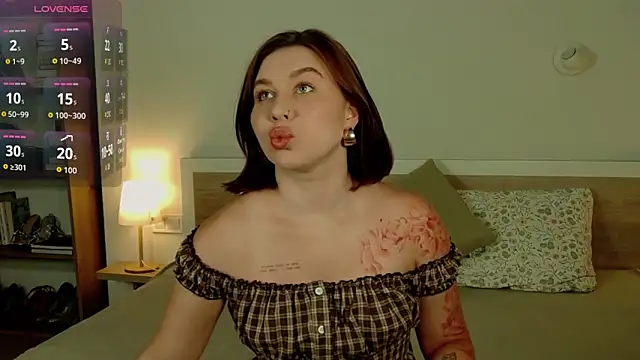 Snapshot of HermioneMoon chatting on 06.14.26 HermioneMoon online show from 06.14.26