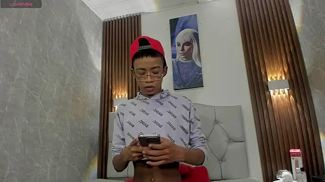 Snapshot of patrick_lovee chatting on 05.08.26 patrick lovee online show from 05.08.26