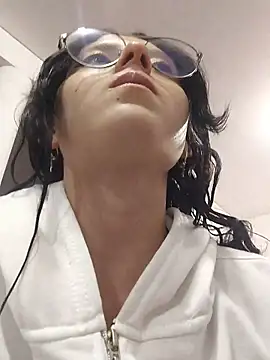 Snapshot of Naomimolie chatting on 05.16.26 Naomimolie online show from 05.16.26