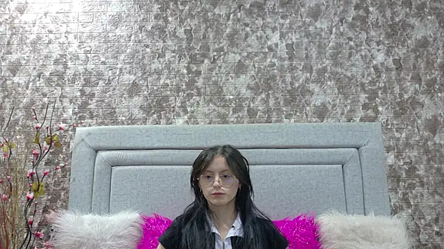 Snapshot of Naomimolie chatting on 06.19.26 Naomimolie online show from 06.19.26