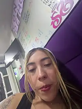 ManuelaVeeleez online show from 04.17.26