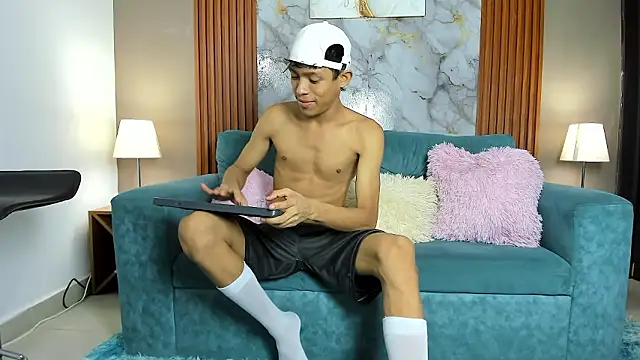 SKINNY BOYXXX online show from 03.06.26