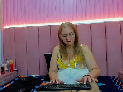 Snapshot of queenstarhy chatting on 06.20.26 queenstarhy online show from 06.20.26