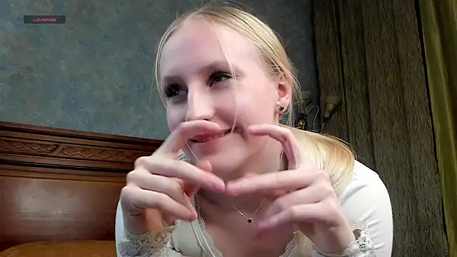 Snapshot of CatarinaGulla chatting on 05.13.26 CatarinaGulla online show from 05.13.26
