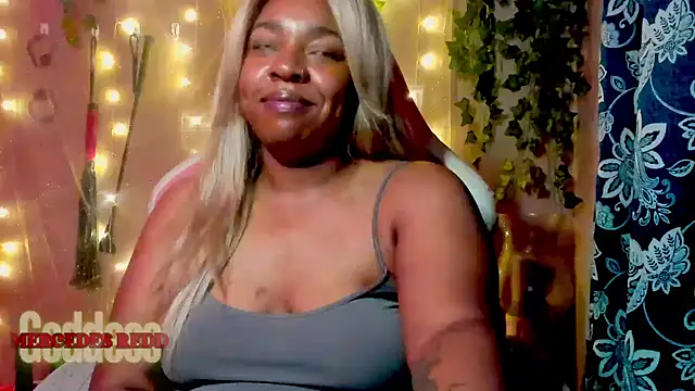 Snapshot of Goddess_MercedesRedd chatting on 06.06.26 Goddess MercedesRedd online show from 06.06.26