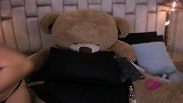Snapshot of FoxxxyPink chatting on 05.11.26 FoxxxyPink online show from 05.11.26