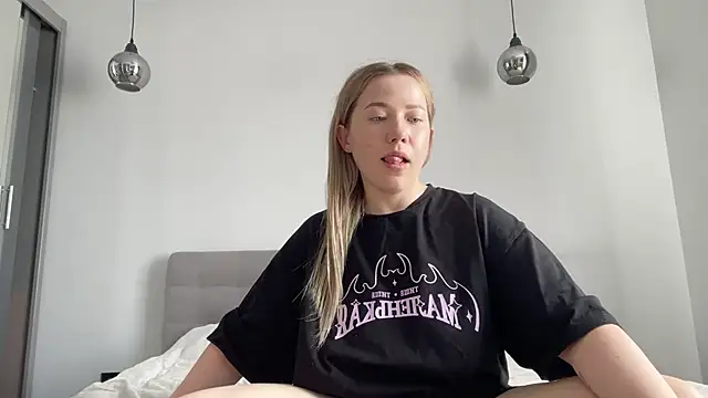 Snapshot of alyrasun chatting on 06.27.26 alyrasun online show from 06.27.26