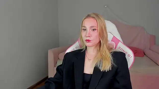 Snapshot of ElaraVoltage chatting on 05.06.26 ElaraVoltage online show from 05.06.26
