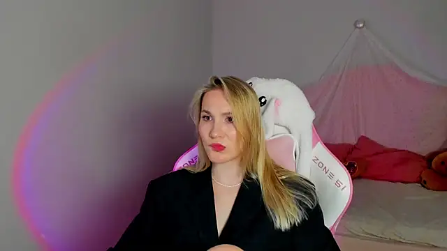 Snapshot of ElaraVoltage chatting on 05.24.26 ElaraVoltage online show from 05.24.26