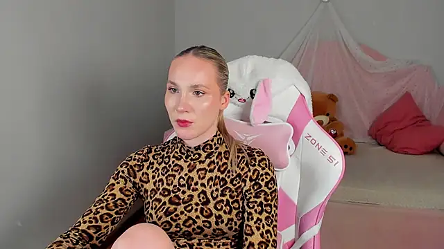 Snapshot of ElaraVoltage chatting on 05.31.26 ElaraVoltage online show from 05.31.26