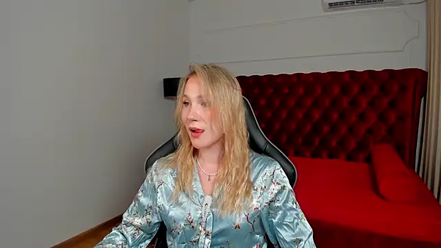 Snapshot of ElaraVoltage chatting on 07.17.26 ElaraVoltage online show from 07.17.26