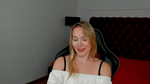 Snapshot of ElaraVoltage chatting on 07.28.26 ElaraVoltage online show from 07.28.26