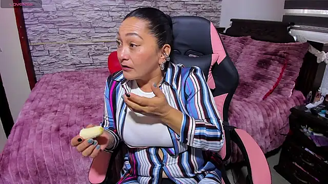 Snapshot of Milf_Julianna chatting on 04.30.26 Milf Julianna online show from 04.30.26