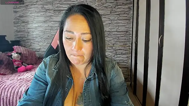 Snapshot of Milf_Julianna chatting on 05.11.26 Milf Julianna online show from 05.11.26