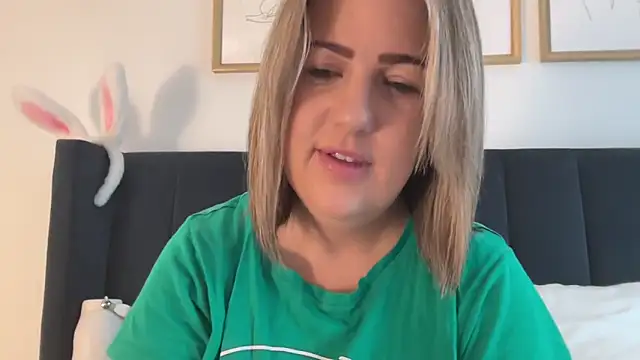 Snapshot of annabellewarick chatting on 06.18.26 annabellewarick online show from 06.18.26