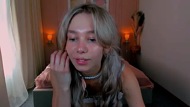 Snapshot of LuluAlis chatting on 05.24.26 LuluAlis online show from 05.24.26