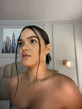 Snapshot of Bella-Ferrer chatting on 04.28.26 Bella-Ferrer online show from 04.28.26