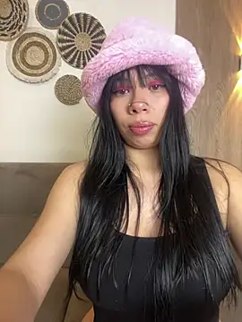 Snapshot of Queen_Chanel_XXX chatting on 05.10.26 Queen Chanel XXX online show from 05.10.26
