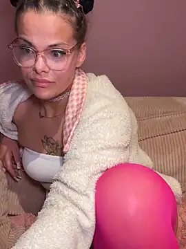 Snapshot of EmiliaSunx chatting on 03.11.26 EmiliaSunx online show from 03.11.26