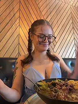 Snapshot of Tallulah_Kinky chatting on 04.15.26 Tallulah Kinky online show from 04.15.26