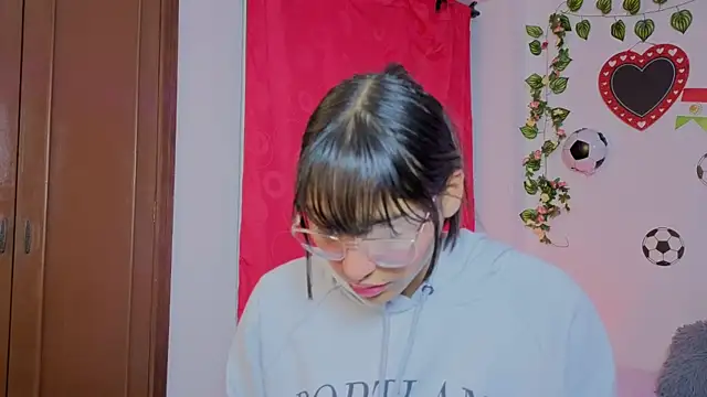 PaulaCutexs online show from 08.06.26