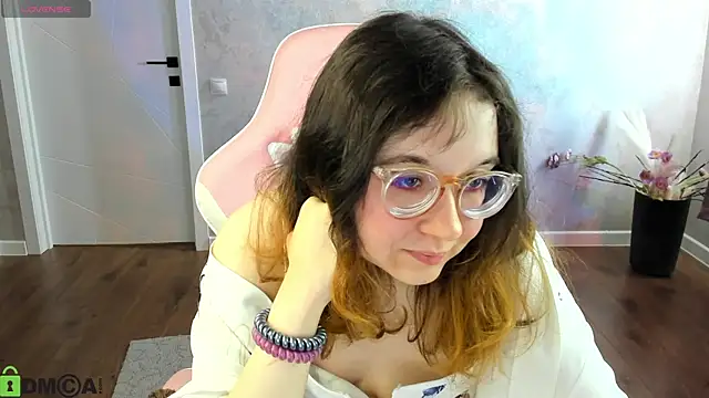 Snapshot of Aleks-caster chatting on 04.21.26 Aleks-caster online show from 04.21.26